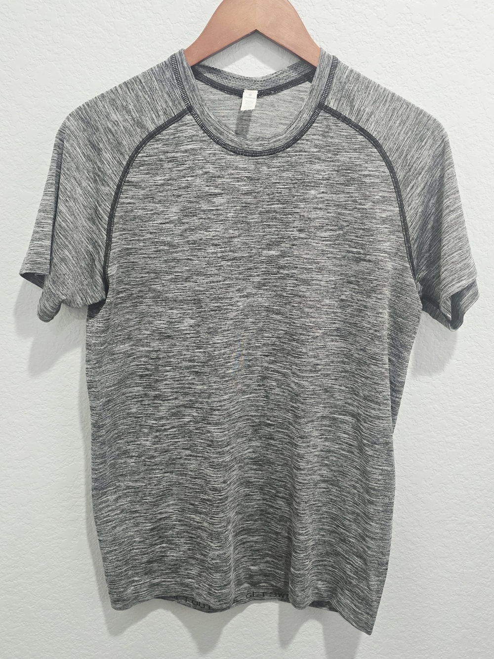 Lululemon Men's Metal Vent Tech Short Sleeve Shirt Gray Size Small Seamless